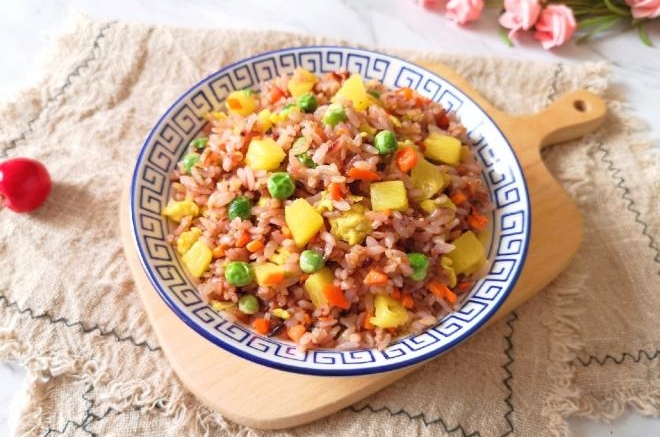 菠萝炒糙米饭