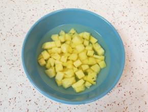 菠萝切成小块，用淡盐水浸泡8分钟左右，冲洗干净控一下水分。