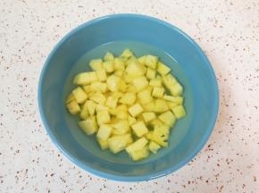 菠萝切成小块，用淡盐水浸泡8分钟左右，冲洗干净控一下水分。