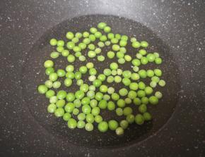 豌豆焯熟，盛出过凉水备用。