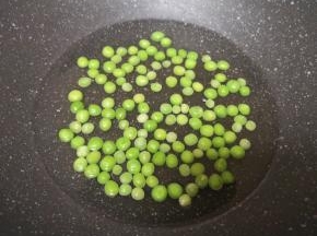 豌豆焯熟，盛出过凉水备用。