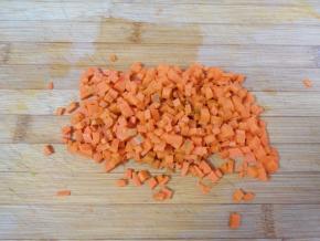 胡萝卜切成小丁。