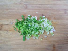 小葱切成葱花。
