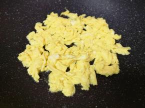 鸡蛋打散，炒锅内倒适量的食用油烧热，倒入蛋液炒熟，盛出备用。