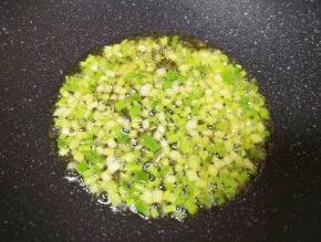 炒锅内继续倒适量的食用油烧热，下入葱花炒香。