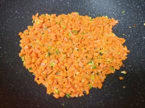 下入胡萝卜丁翻炒一分钟左右。