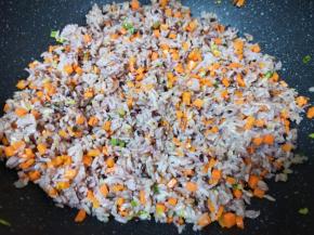 下入糙米饭翻炒均匀。