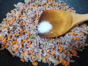放盐调味。