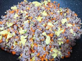 下入炒熟的鸡蛋翻炒均匀。