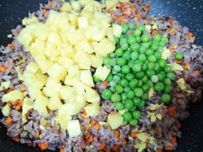 下入菠萝块和豌豆。