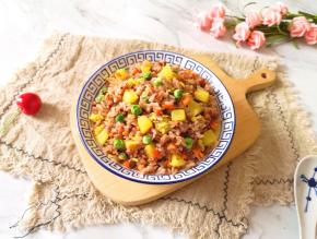 色香味俱全的菠萝炒饭。