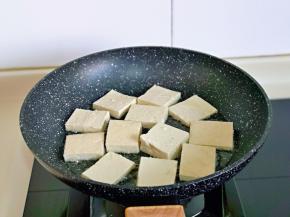 起油锅，加入切好的豆腐片，中火煎。