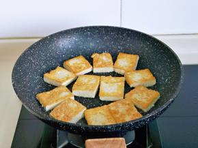 煎至两面金黄，盛出备用，依次做完。