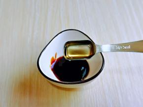 准备一个小碗，加入蚝油，生抽，醋。