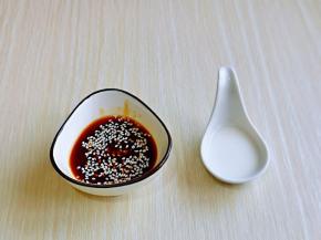 加入熟白芝麻，淀粉加入水化开，放旁边备用。