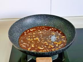 起油锅，加入切好的蒜炒香，再倒入调好的酱汁。