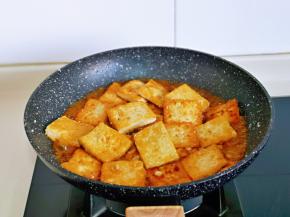 倒入煎好的豆腐，中火煮2分钟。