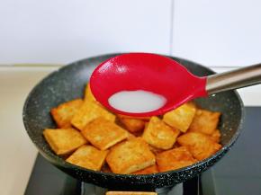 再淋上淀粉水勾芡，收汁浓稠即可关火。