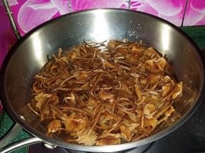 3清洗干净后放入锅中，加适量清水，加盖焖煮至能嚼动状态即可