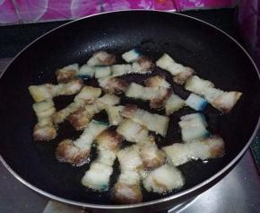 5.不粘锅滴少许油、将肉片煎制两片微微焦黄