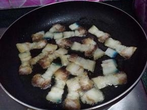 5.不粘锅滴少许油、将肉片煎制两片微微焦黄