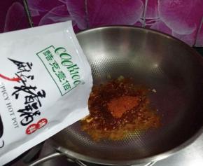 7倒入麻辣香锅调料，用中小火炒出香味和红油