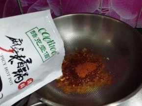 7倒入麻辣香锅调料，用中小火炒出香味和红油