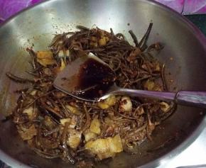 8.倒入煮好的茶树菇，大火翻炒均匀，放入煎好的肉片炒匀，然后加少许生抽增鲜提色