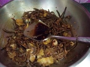 8.倒入煮好的茶树菇，大火翻炒均匀，放入煎好的肉片炒匀，然后加少许生抽增鲜提色