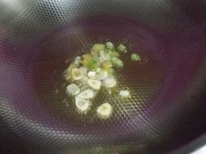 6.另起锅烧热后倒入菜籽油，下葱姜蒜爆香