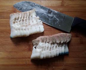 4.猪肉冼净后加清水、葱姜和料酒，焖煮至筷子能戳动即可，切成片。