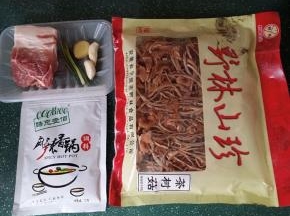 1.备好猪肉、茶树菇和调料包，食材可根据各人喜欢增减