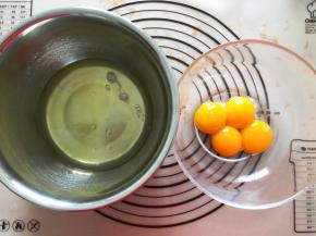 蛋白和蛋黄分离，蛋白盆中应无油无水无蛋黄