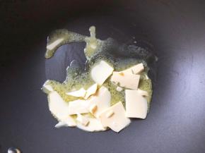 黄油放入不粘锅中小火融化