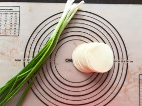 准备好饺子皮和香葱