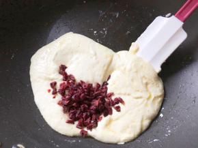 倒入蔓越莓搅拌均匀