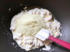 倒入全脂奶粉搅拌均匀