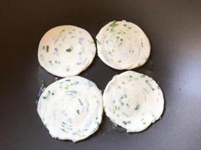 平底锅中刷上油，放上葱油饼