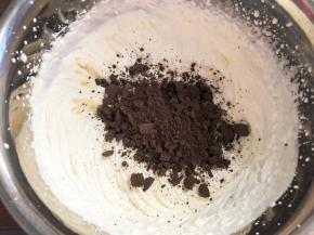 淡奶油加糖打发至9分发，有明显纹路不流动状态，加入奥利奥饼干碎继续打发均匀