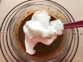 分三分之一蛋白到可可蛋黄糊中，翻拌均匀