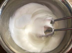 高速打发至粗泡消失，加入最后的细砂糖