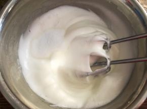 高速打发至粗泡消失，加入最后的细砂糖