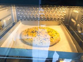 放入预热好的烤箱中层，200度15分钟