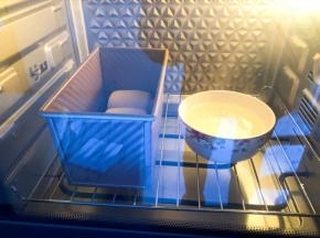 放入烤箱发酵，放一碗热水增加湿气