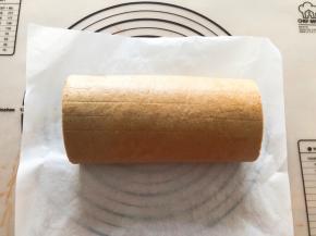 卷起来放入冰箱冷藏半小时定型，切掉两头即可