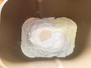 将黄油以上全部食材放入面包机中和面10分钟
