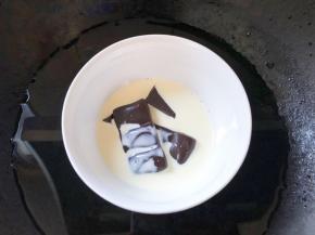 巧克力和淡奶油混合隔热水融化，我用的66%醇黑巧克力