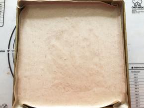 倒入烤盘中，轻震两下震出热气