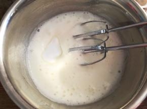 中速打发至粗泡消失，加入三分之一细砂糖