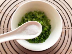 香葱切碎加入盐